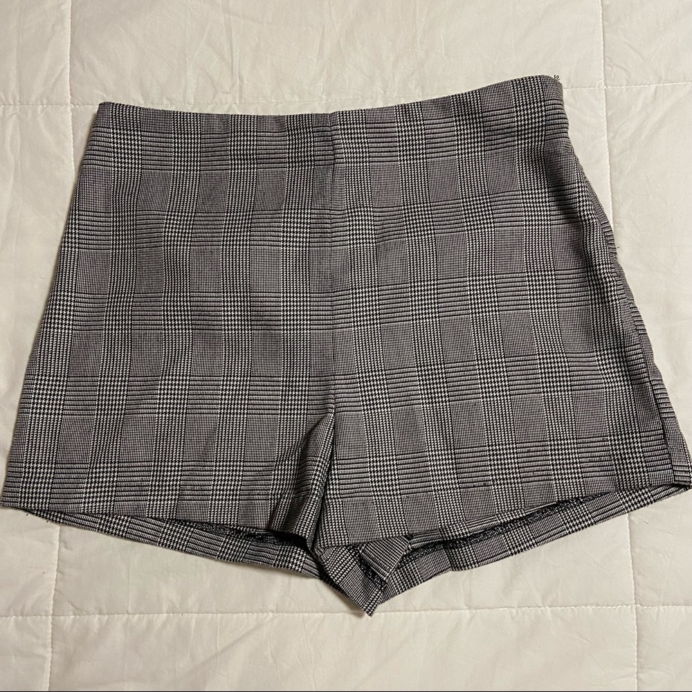 Forever 21 Fitted Houndstooth Plaid Pattern Shorts